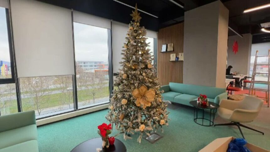 img Brad de Crăciun împodobit perfect, livrat direct acasă