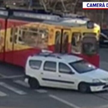 img Accident pe șine în Iași. Un autoturism a fost împins câțiva metri de un tramvai. Greșeala care a generat incidentul rutier