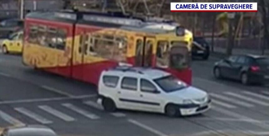 Accident pe șine în Iași. Un autoturism a fost împins câțiva metri de un tramvai. Greșeala care a generat incidentul rutier