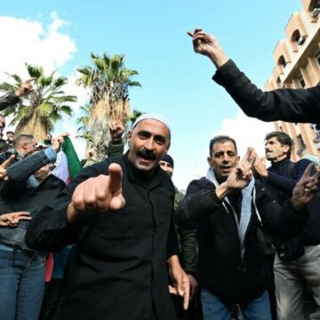 img Sirienii sărbătoresc sfârșitul dictaturii al-Assad la prima rugăciune de vineri după căderea regimului