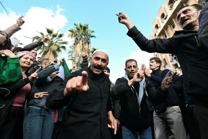 img Sirienii sărbătoresc sfârșitul dictaturii al-Assad la prima rugăciune de vineri după căderea regimului