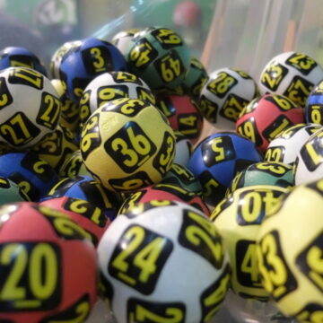 img Tragerea Loto 6/49 de azi, 15 decembrie 2024. Report cumulat de peste 2,39 milioane de euro la Noroc