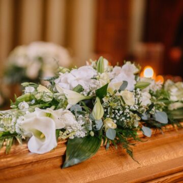 img Un bărbat și-a înscenat propria moarte pentru a vedea cine vine la înmormântare