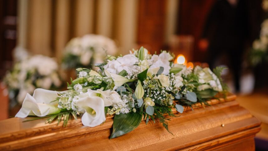 img Un bărbat și-a înscenat propria moarte pentru a vedea cine vine la înmormântare