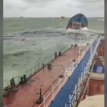 img Pericol de poluare în Marea Neagră în urma naufragiului a două petroliere rusești