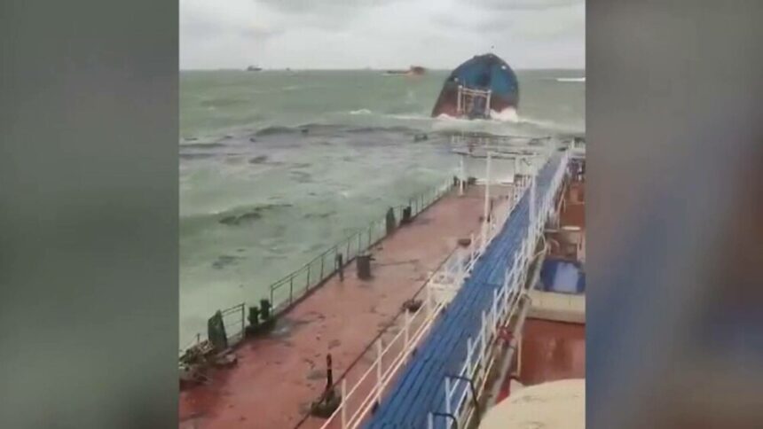 img Pericol de poluare în Marea Neagră în urma naufragiului a două petroliere rusești