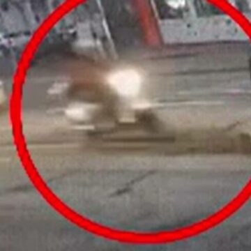 img Livratorul de mâncare care a intrat cu scuterul într-un indicator rutier