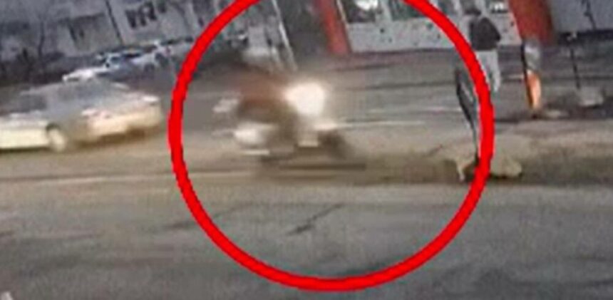 Livratorul de mâncare care a intrat cu scuterul într-un indicator rutier