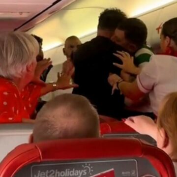 img Aterizare de urgență în Bulgaria după ce pasagerii s-au luat bătaie. Unul a sărit să-și muște adversarul de gât