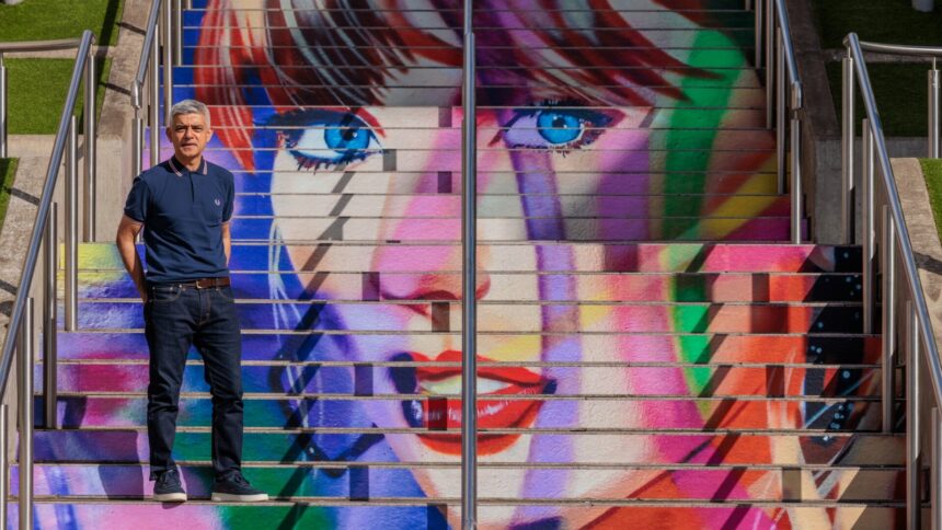 Investigatie privind primarul Londrei care a primit bilete gratuite la concertul lui Taylor Swift