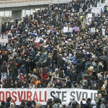 img Proteste în Serbia: Mii de oameni cer imparțialitate la Televiziunea Națională