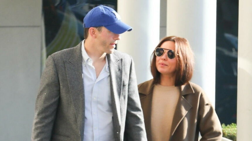 img Mila Kunis și Ashton Kutcher, plimbare romantică pe străzile din West Hollywood