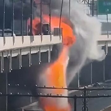 Incident spectaculos in China: Cascada de foc de pe un pod