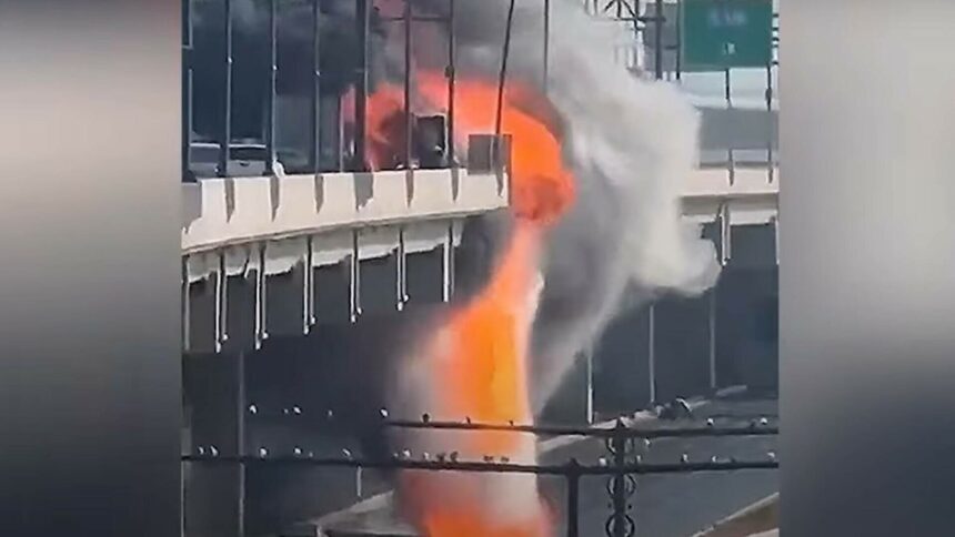 Incident spectaculos in China: Cascada de foc de pe un pod