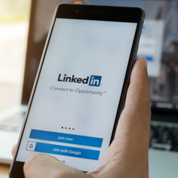 img LinkedIn, dată în judecată de clienții Premium pentru dezvăluirea mesajelor private în antrenarea AI