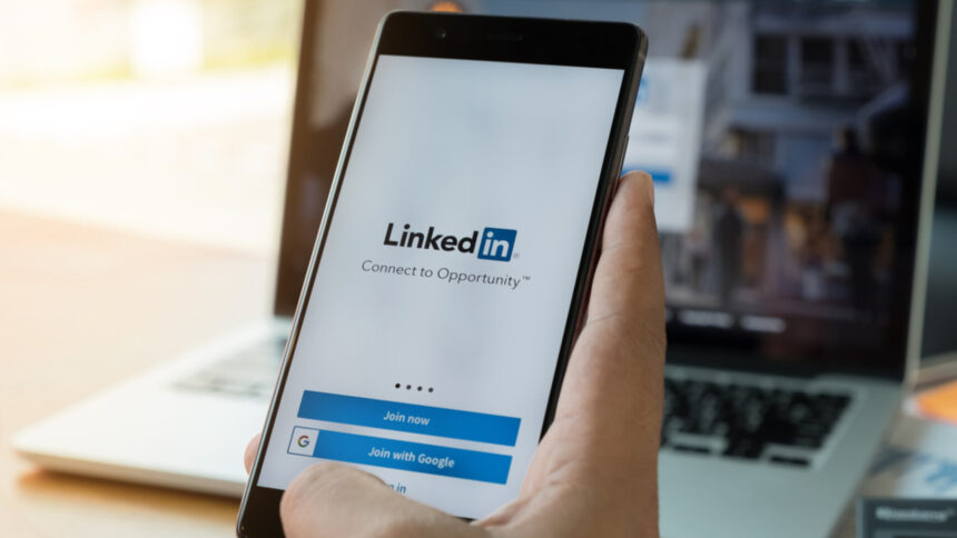 img LinkedIn, dată în judecată de clienții Premium pentru dezvăluirea mesajelor private în antrenarea AI