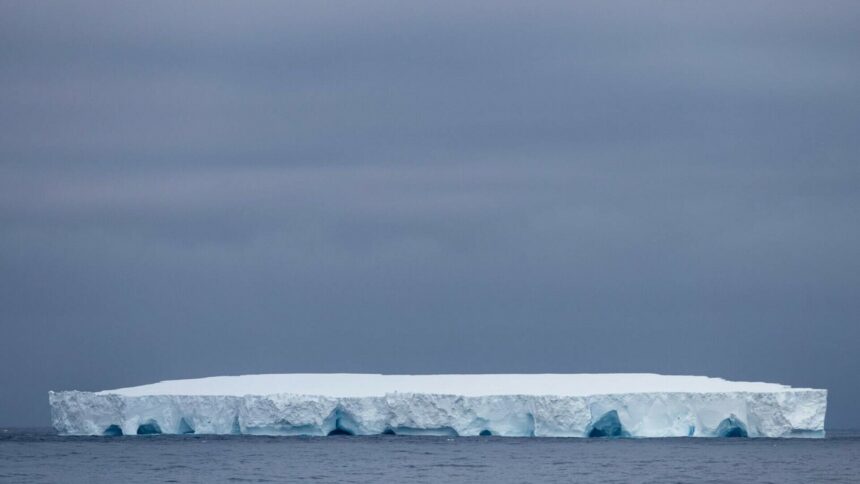 Cel mai mare aisberg din lume se îndreaptă spre o insulă britanică