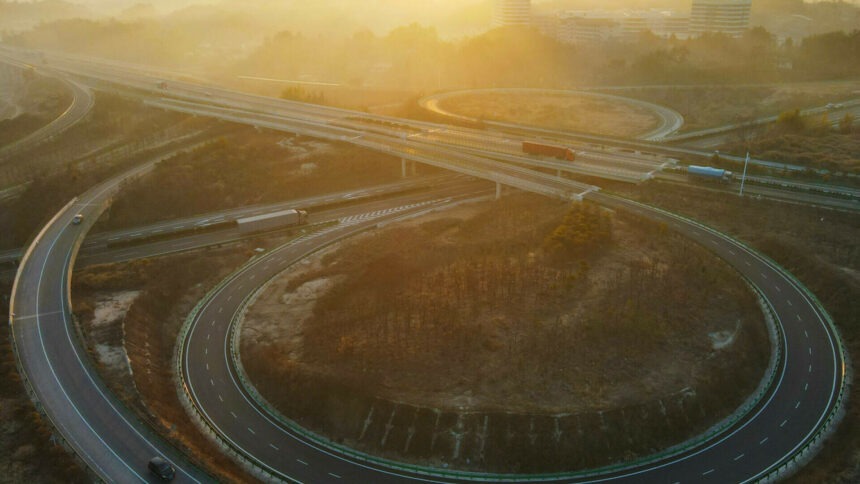 img Bătrânul din China care a refuzat compensațiile de la stat și a avut o autostradă construită în jurul casei sale