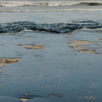 Păcura de la petrolierele rusești scufundate ajunge pe coasta Odesei