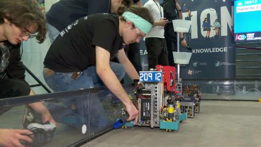 img Competiția „Bătălia viitorului” la Arad: Liceeni s-au întrecut în construirea și programarea de roboți avansați