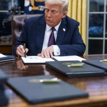 img Donald Trump a suspendat sancțiunile impuse Columbiei în urma acordului privind repatrierea imigranților ilegali din SUA