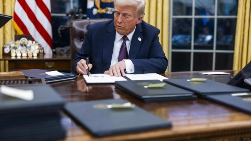 img Donald Trump a suspendat sancțiunile impuse Columbiei în urma acordului privind repatrierea imigranților ilegali din SUA