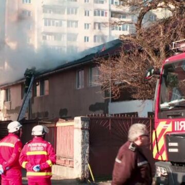 Incendiu grav în Cluj-Napoca. Pompierii au luptat împotriva flăcărilor