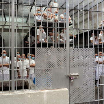 Închisoarea CECOT din El Salvador – O privire în interiorul unei temute mega-închisori