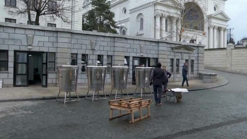 img Ultimele pregătiri pentru slujba de Boboteză. Peste 15.000 de credincioși așteptați la procesiunea de la malul mării