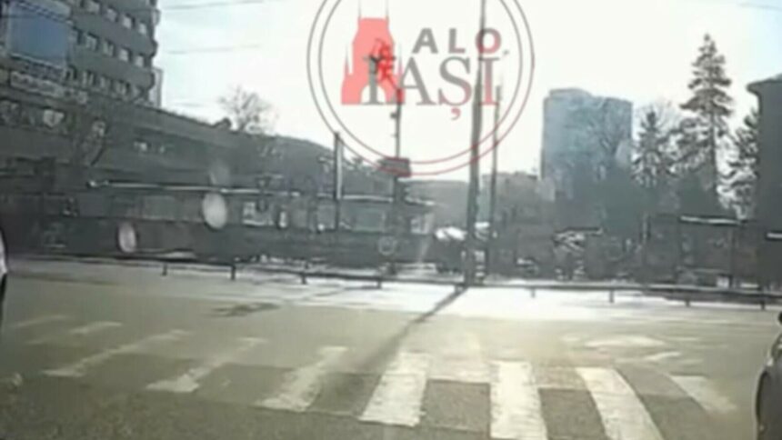 img Incidentul tramvaiului din Iași: Vatmanul și pasagerii încearcă să oprească cu mâinile tramvaiul