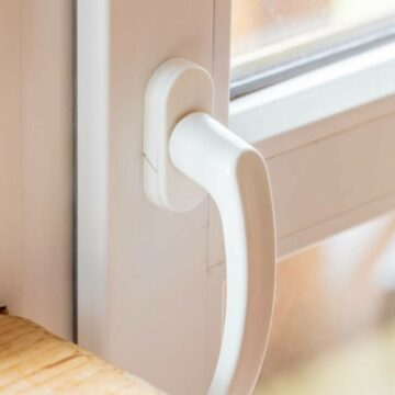 Cum repari o broască blocată la o ușă de termopan de interior