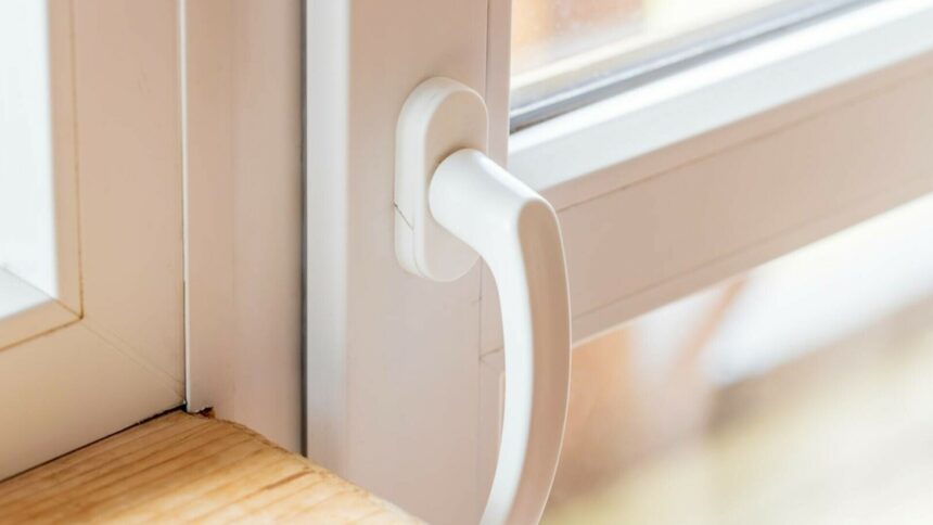 img Cum repari o broască blocată la o ușă de termopan de interior