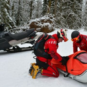 img Bărbat căutat de polițiști după ce a accidentat o fetiță cu sania în Borșa