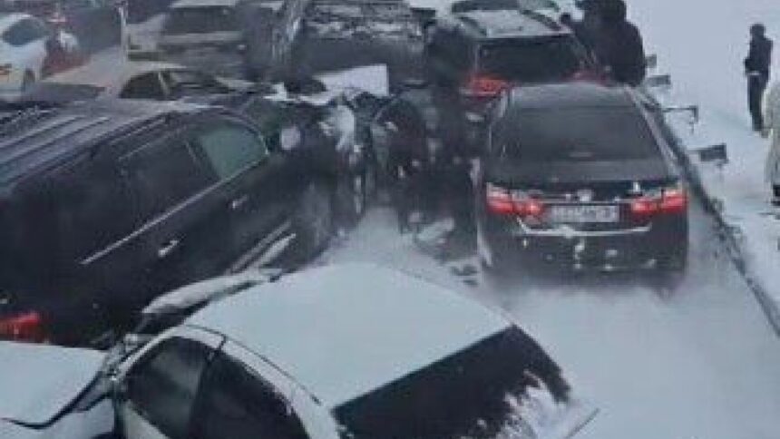 img Carambol cu 95 de mașini pe o autostradă din Kazahstan lovită de furtună de zăpadă