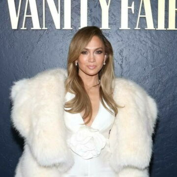 img Jennifer Lopez strălucește într-o rochie albă la un eveniment monden