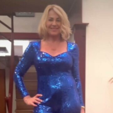 Nadia Comăneci, apariţie strălucitoare într-o salopetă albastră la Globurile de Aur