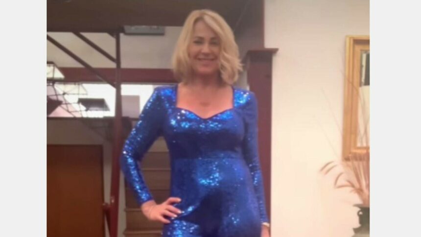 img Nadia Comăneci, apariţie strălucitoare într-o salopetă albastră la Globurile de Aur