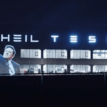 Protest împotriva salutului lui Elon Musk: „Cumpăraţi o Tesla, susţineţi fascismul!”
