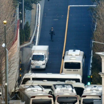 Președintele suspendat al Coreei de Sud își baricadează reședința cu autocare și sârmă ghimpată ca să nu fie arestat