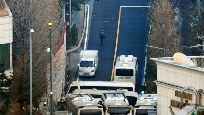 img Președintele suspendat al Coreei de Sud își baricadează reședința cu autocare și sârmă ghimpată ca să nu fie arestat