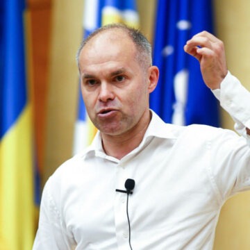 img Daniel Funeriu propune reintroducerea stagiului militar obligatoriu pentru băieți și dă lecții despre apărare