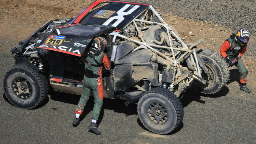 img Lovitură pentru Dacia: Sebastien Loeb nevoit să abandoneze la Raliul Dakar