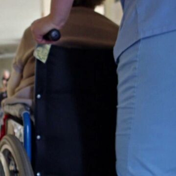 Românca condamnată pentru furtul a 2 milioane de euro de la bătrânul pe care îl îngrijea