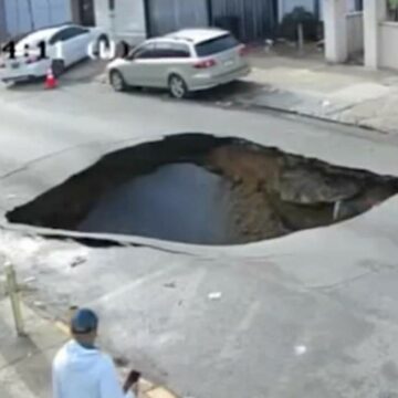 img Groapa uriasa in mijlocul unei sosele din Philadelphia