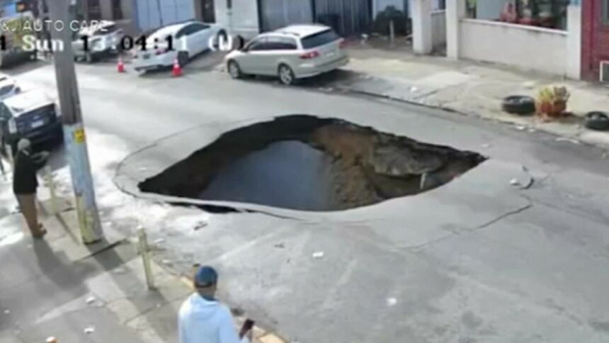 img Groapa uriasa in mijlocul unei sosele din Philadelphia