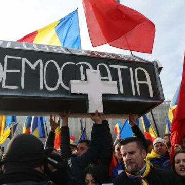 img Manifestație în fața CCR cu susținătorii lui Călin Georgescu