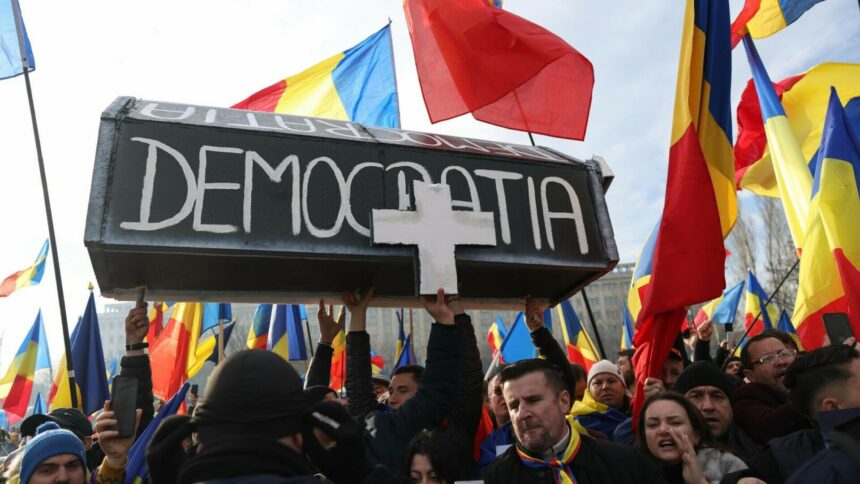 img Manifestație în fața CCR cu susținătorii lui Călin Georgescu