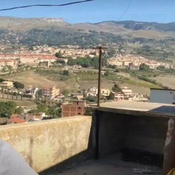 O familie din Marea Britanie a cumpărat o casă cu doar 3 euro într-un oraș-fantomă din Italia