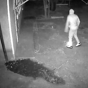 Doi hoți, prinși după ce au dat o spargere într-o biserică. Au vrut să intre și în casa parohială, dar nu au reușit