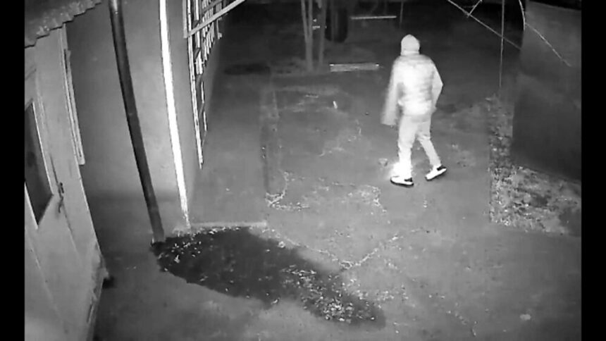 Doi hoți, prinși după ce au dat o spargere într-o biserică. Au vrut să intre și în casa parohială, dar nu au reușit